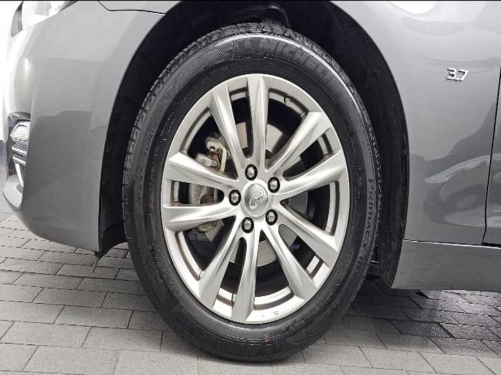 Infiniti Q70 — photo 05