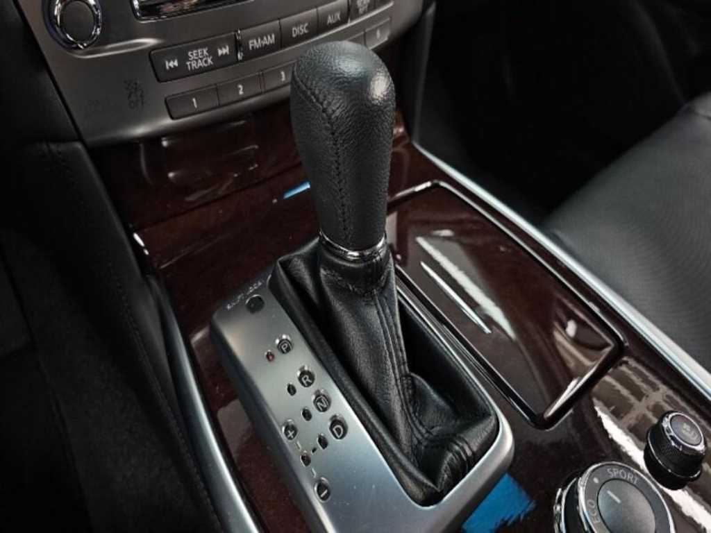 Infiniti Q70 — photo 09