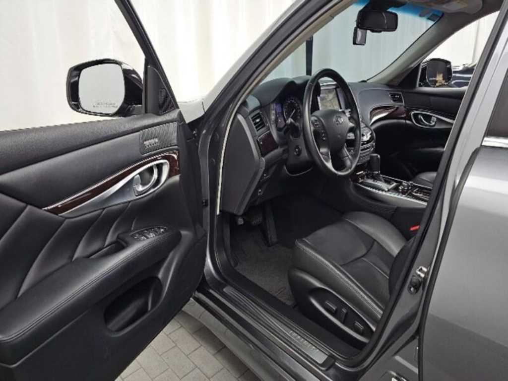 Infiniti Q70 — photo 10