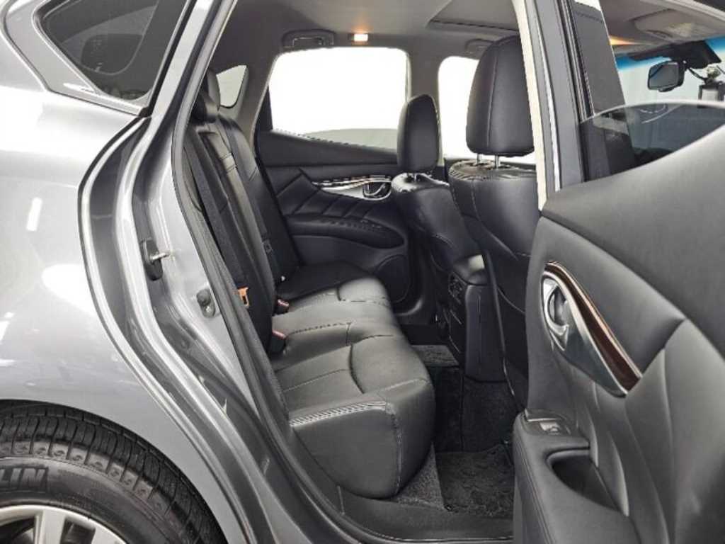 Infiniti Q70 — photo 12