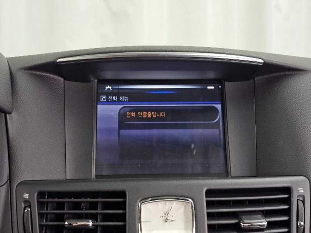Infiniti Q70 — photo 16