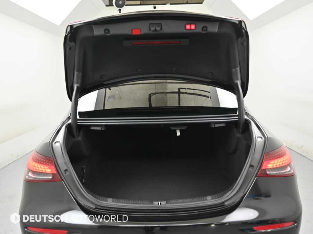 Mercedes-Benz E-Class — photo 19