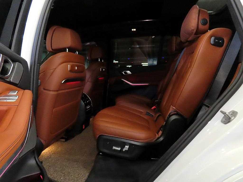 BMW X7 — photo 07