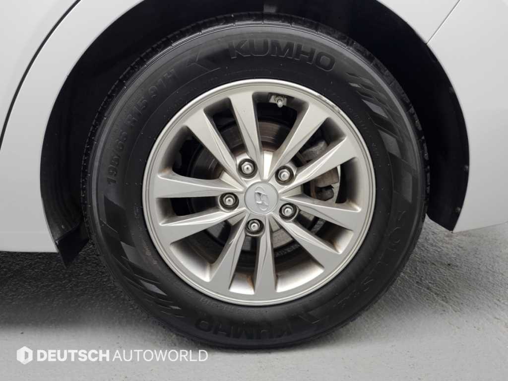 Hyundai Avante — photo 05