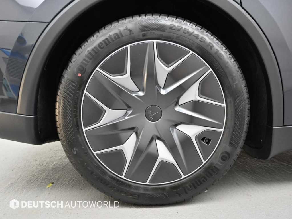 Tesla Model Y — photo 05