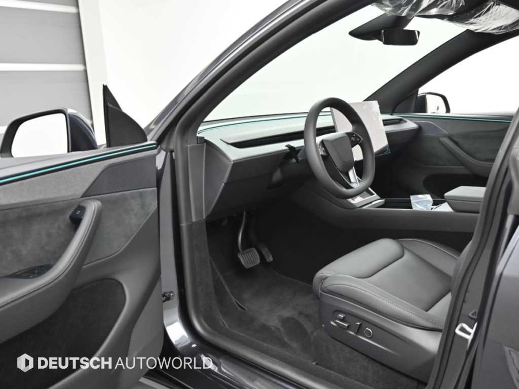Tesla Model Y — photo 11