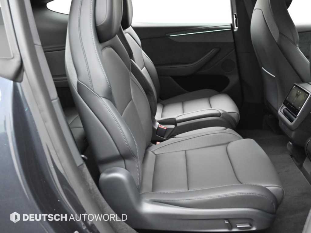 Tesla Model Y — photo 12