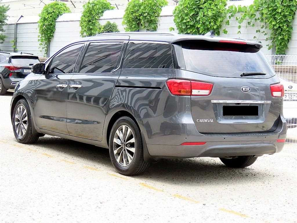 Kia Carnival — photo 03
