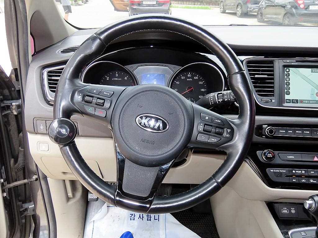 Kia Carnival — photo 05
