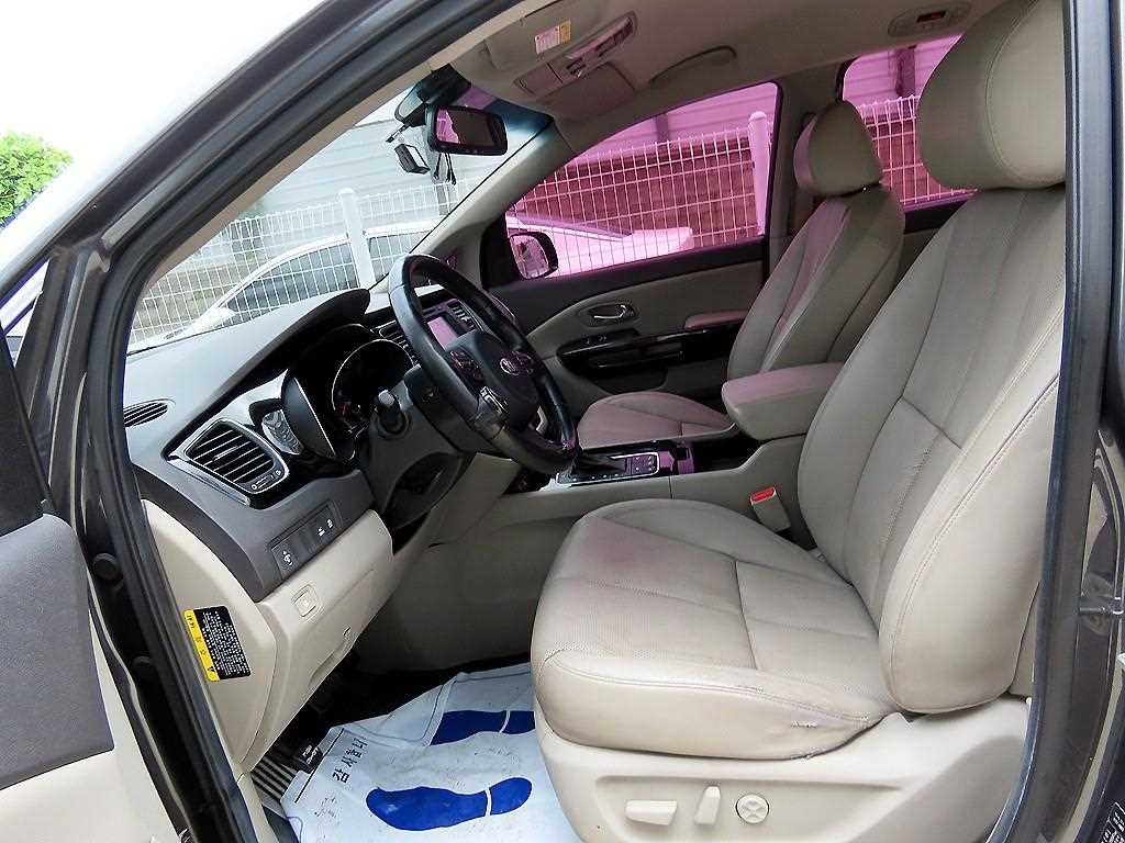 Kia Carnival — photo 06