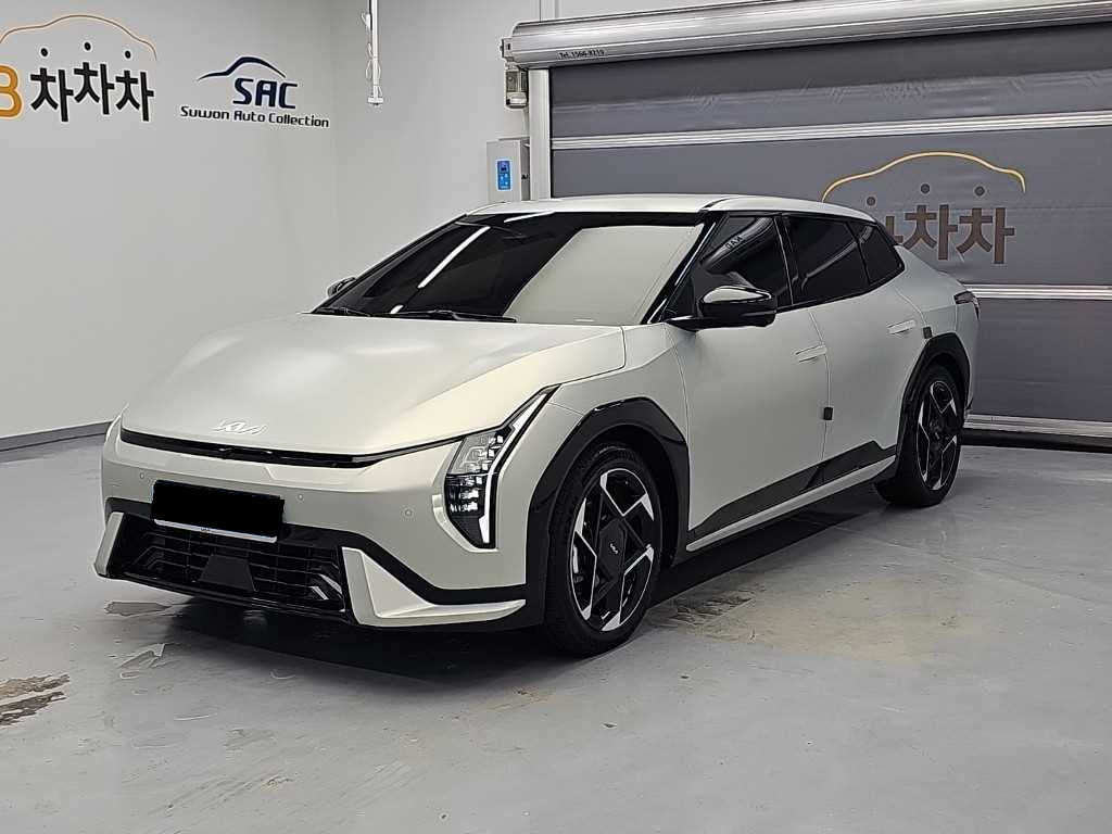 Kia EV4 — photo 02