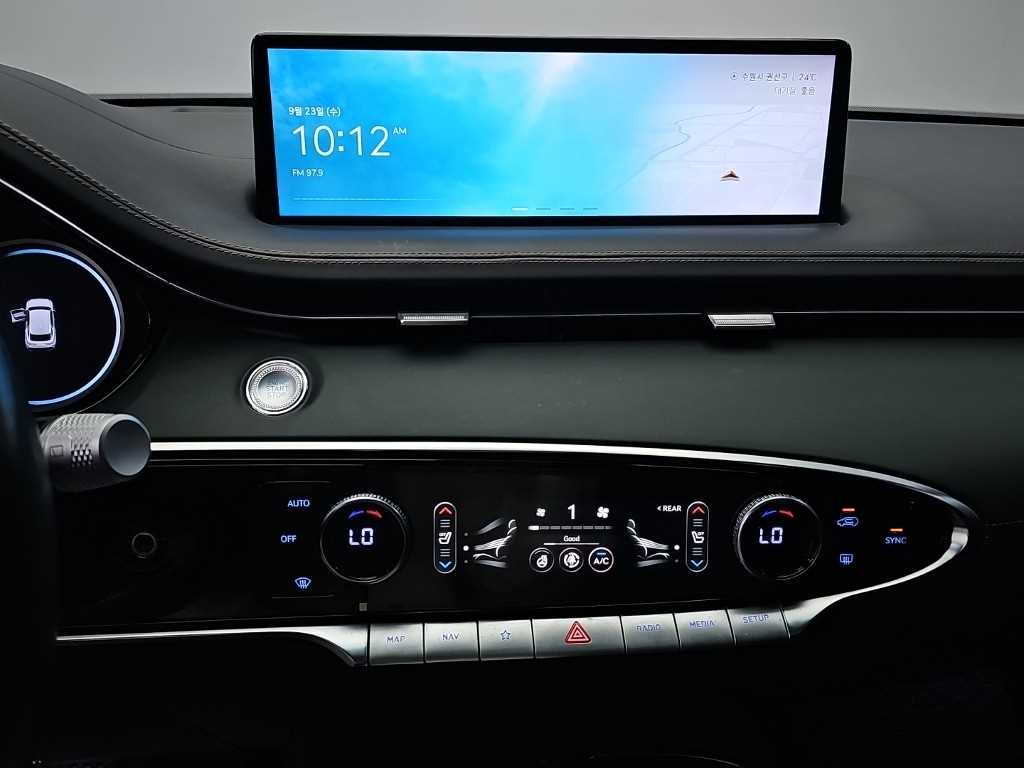 Genesis GV70 — photo 10
