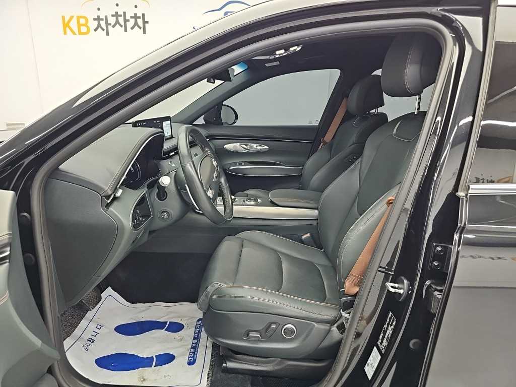 Genesis GV70 — photo 11