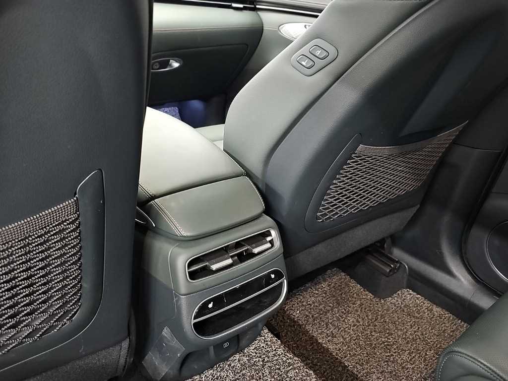 Genesis GV70 — photo 13