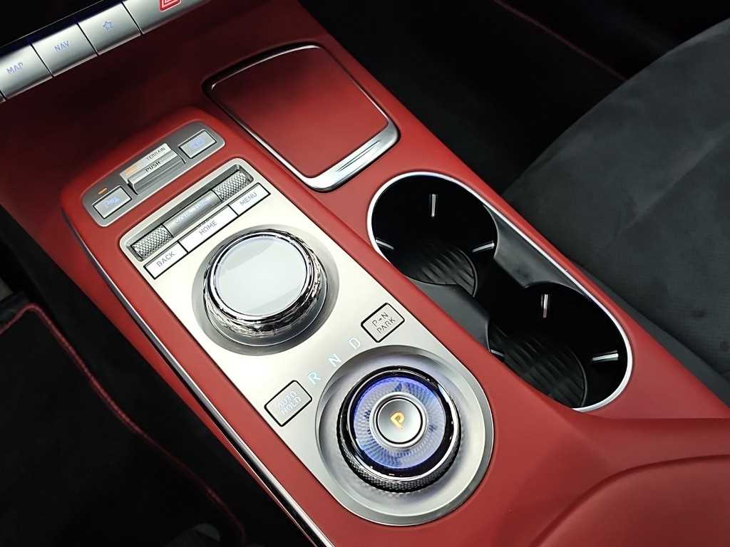 Genesis GV70 — photo 08