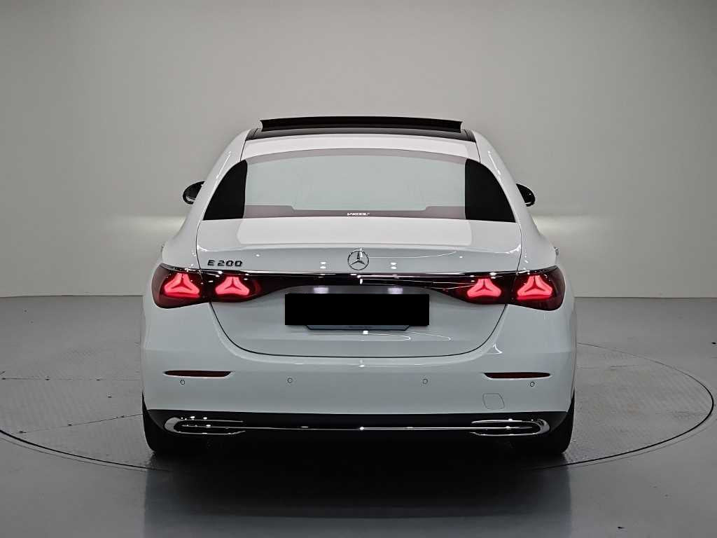 Mercedes-Benz E-Class — photo 03