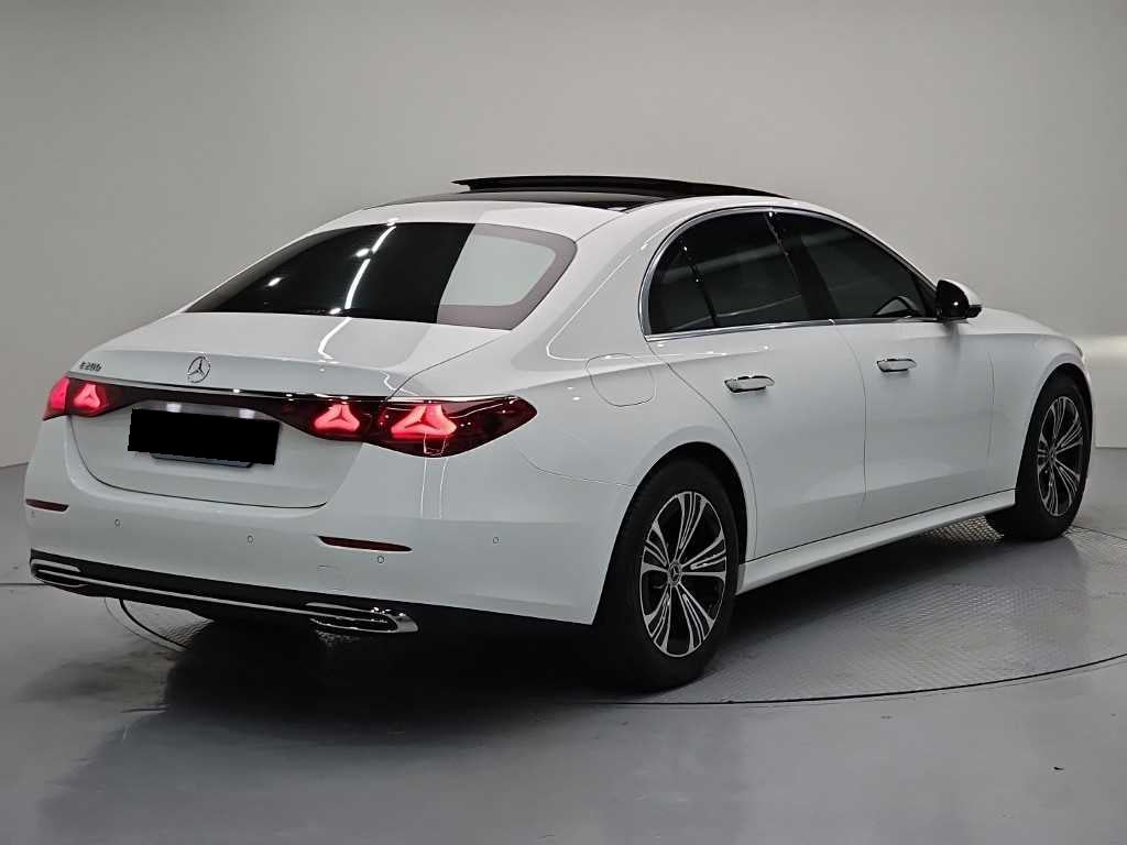 Mercedes-Benz E-Class — photo 04
