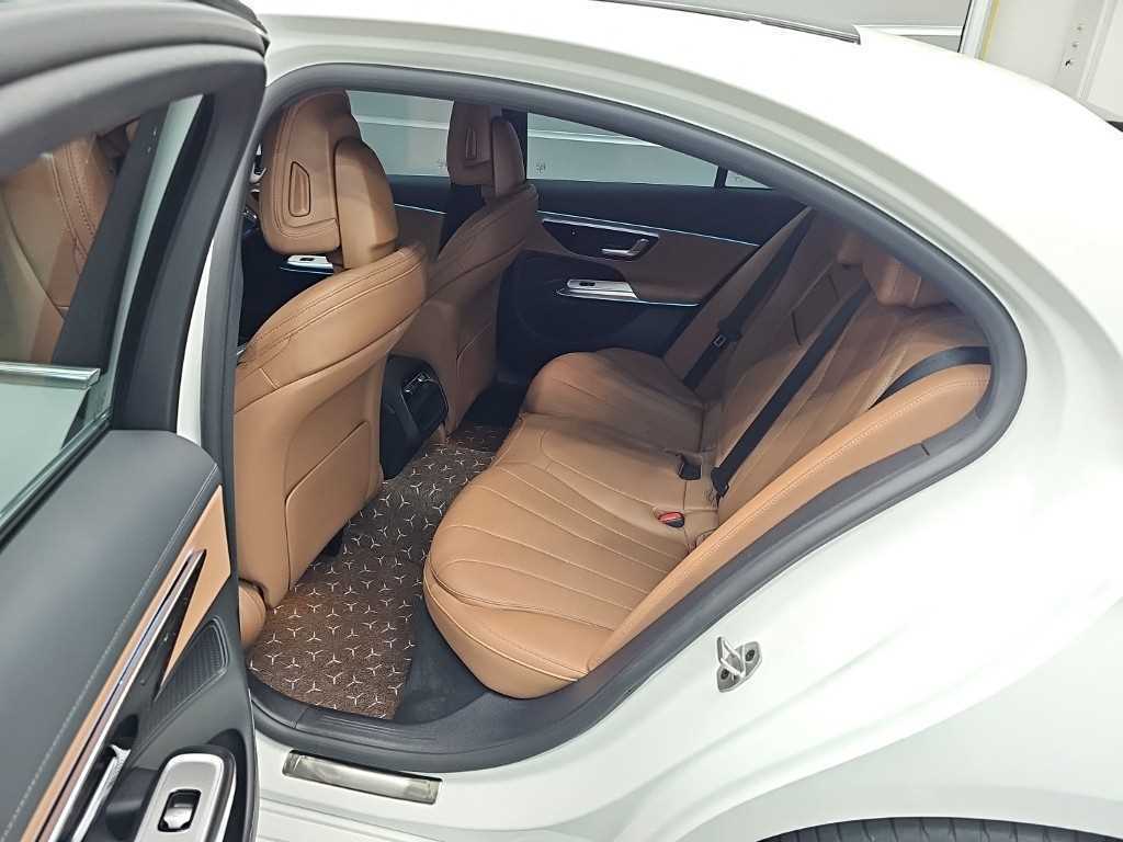 Mercedes-Benz E-Class — photo 12
