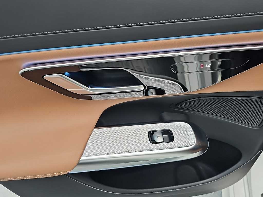 Mercedes-Benz E-Class — photo 13