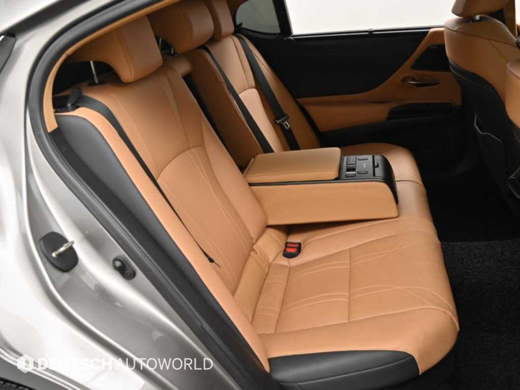 Lexus ES — photo 12
