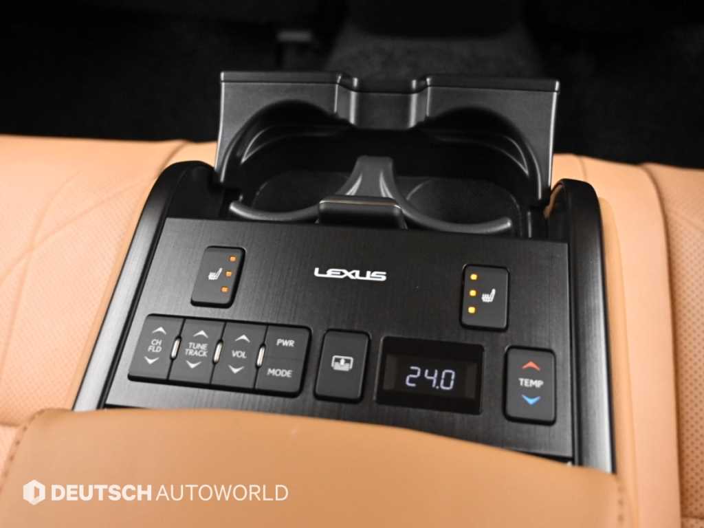 Lexus ES — photo 16