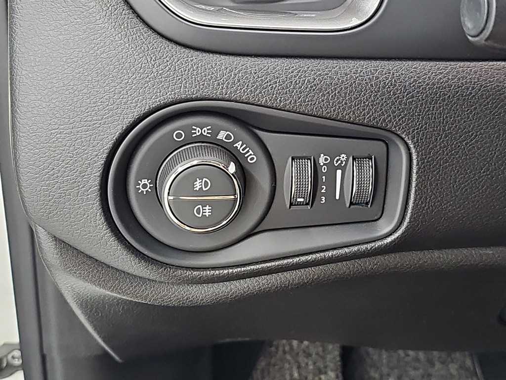 Jeep Renegade — photo 18