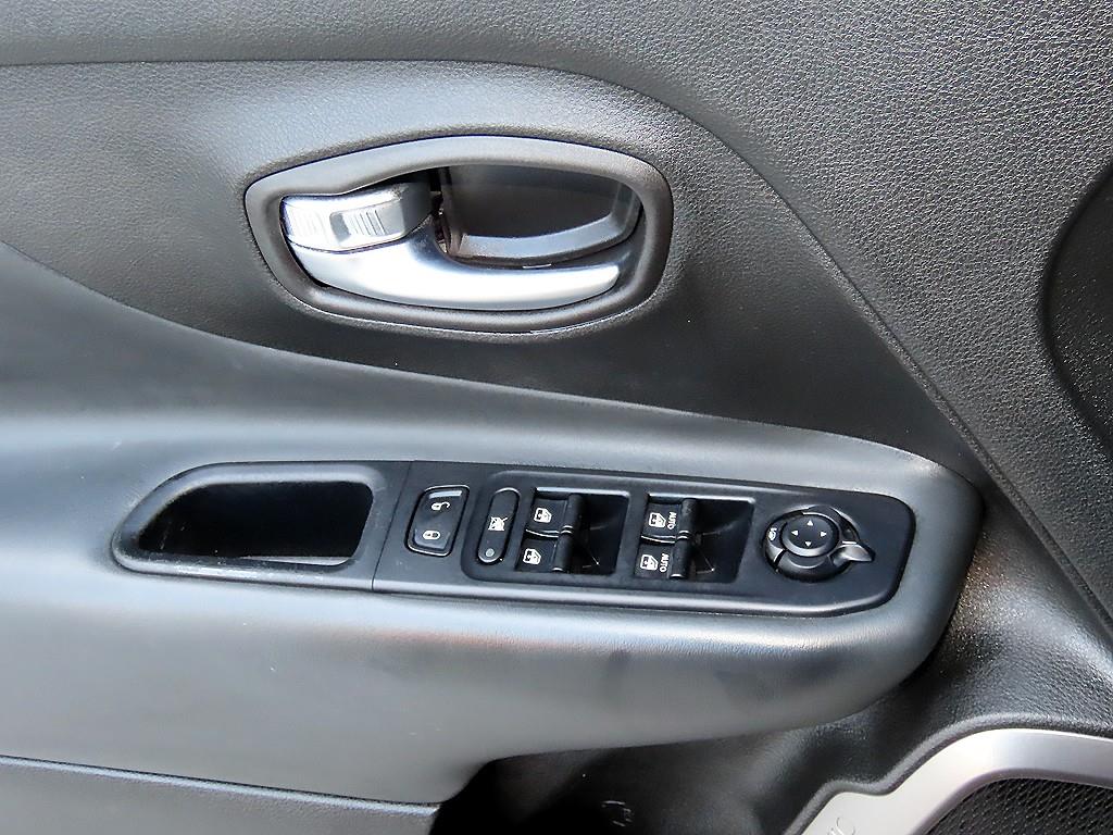 Jeep Renegade — photo 11
