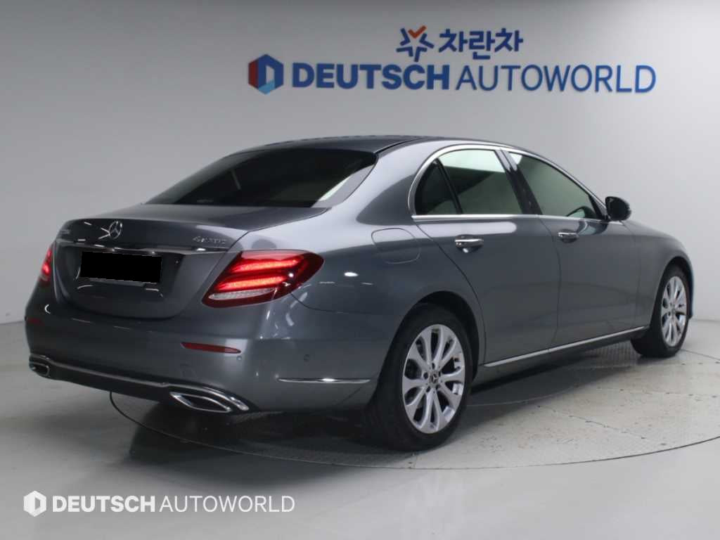 Mercedes-Benz E-Class — photo 02