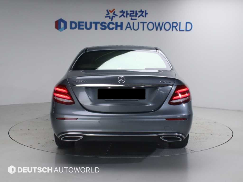 Mercedes-Benz E-Class — photo 04