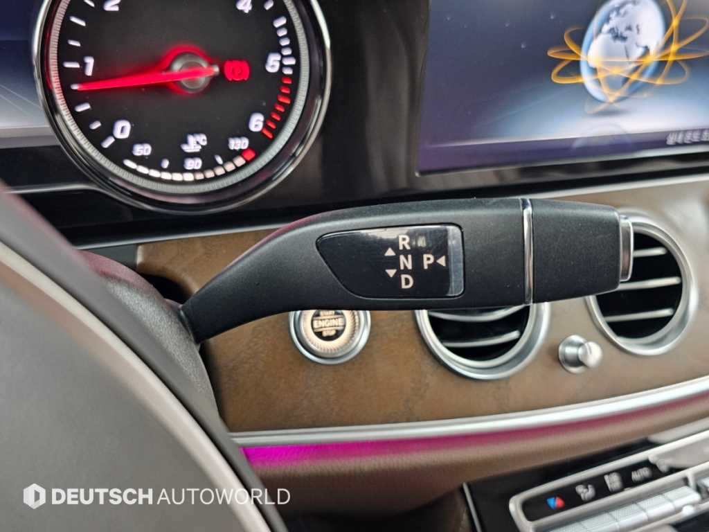 Mercedes-Benz E-Class — photo 09