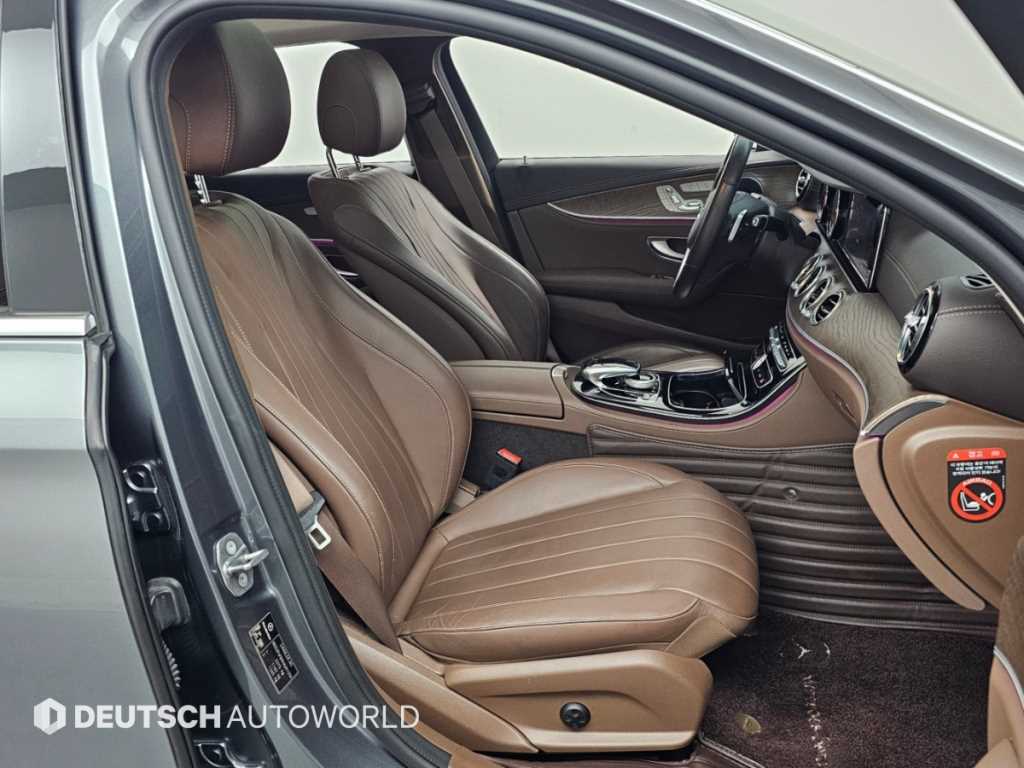 Mercedes-Benz E-Class — photo 10
