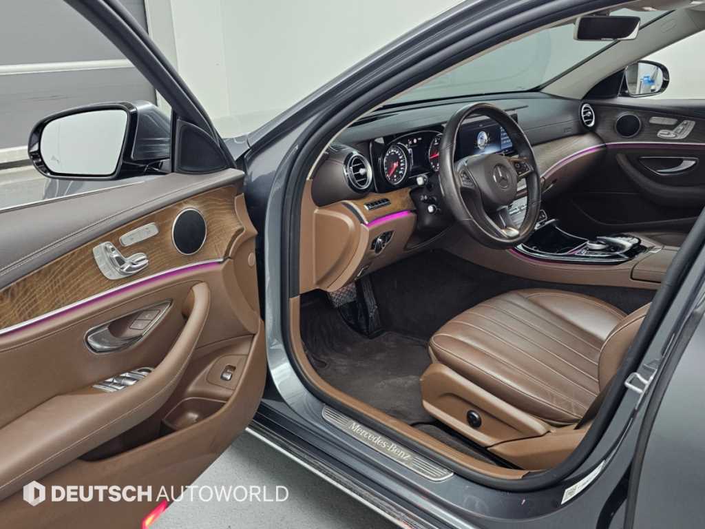 Mercedes-Benz E-Class — photo 11