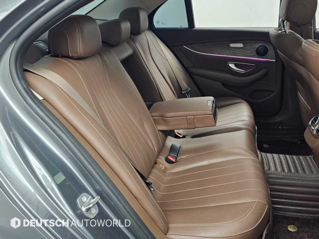 Mercedes-Benz E-Class — photo 12