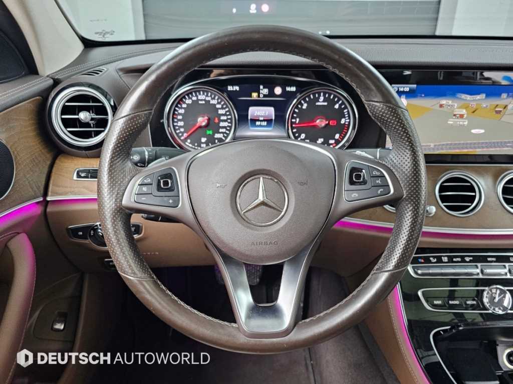 Mercedes-Benz E-Class — photo 13