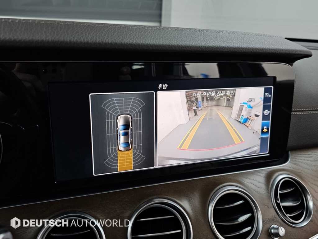 Mercedes-Benz E-Class — photo 15