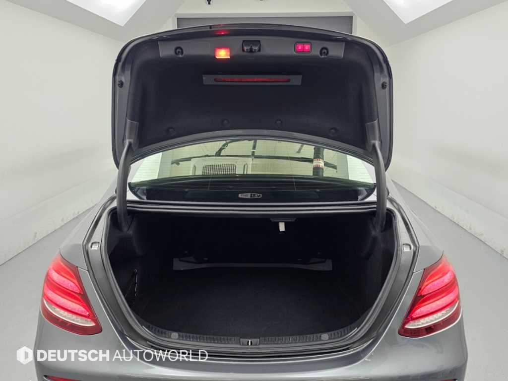 Mercedes-Benz E-Class — photo 19