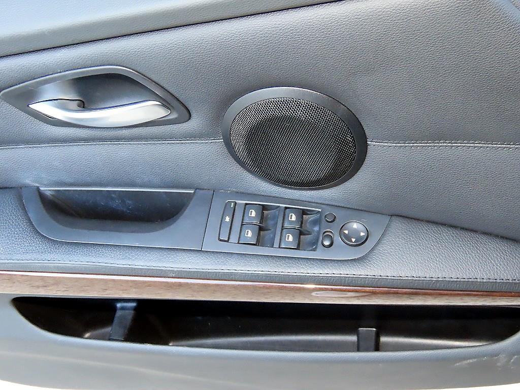 BMW 3-Series — photo 11