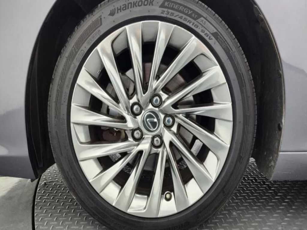 Lexus ES — photo 05