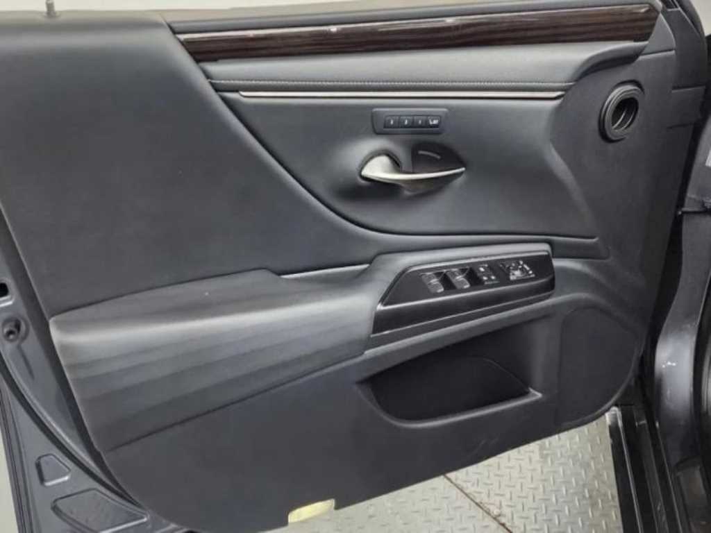 Lexus ES — photo 10