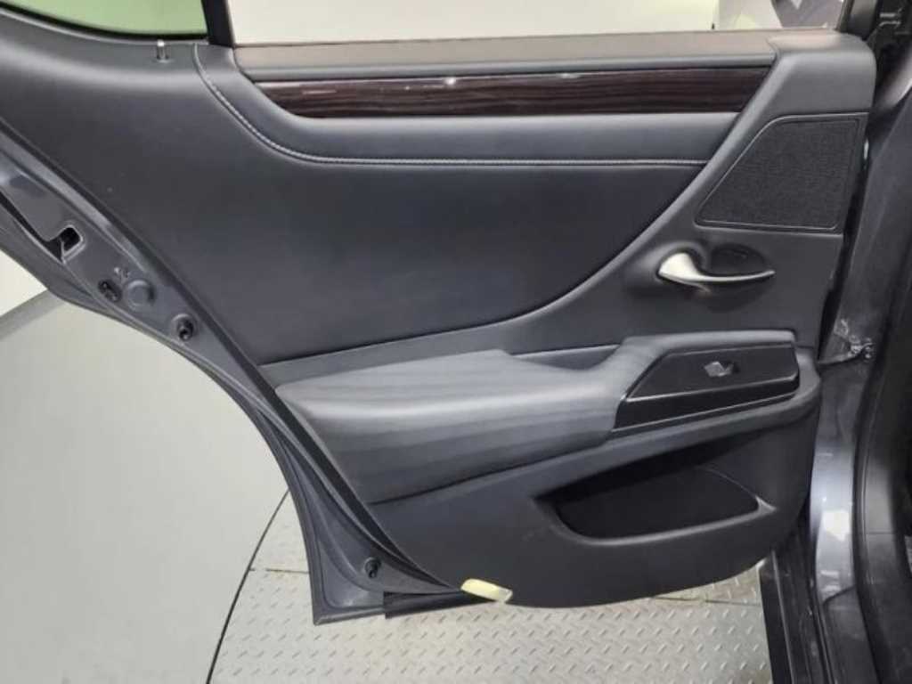 Lexus ES — photo 11