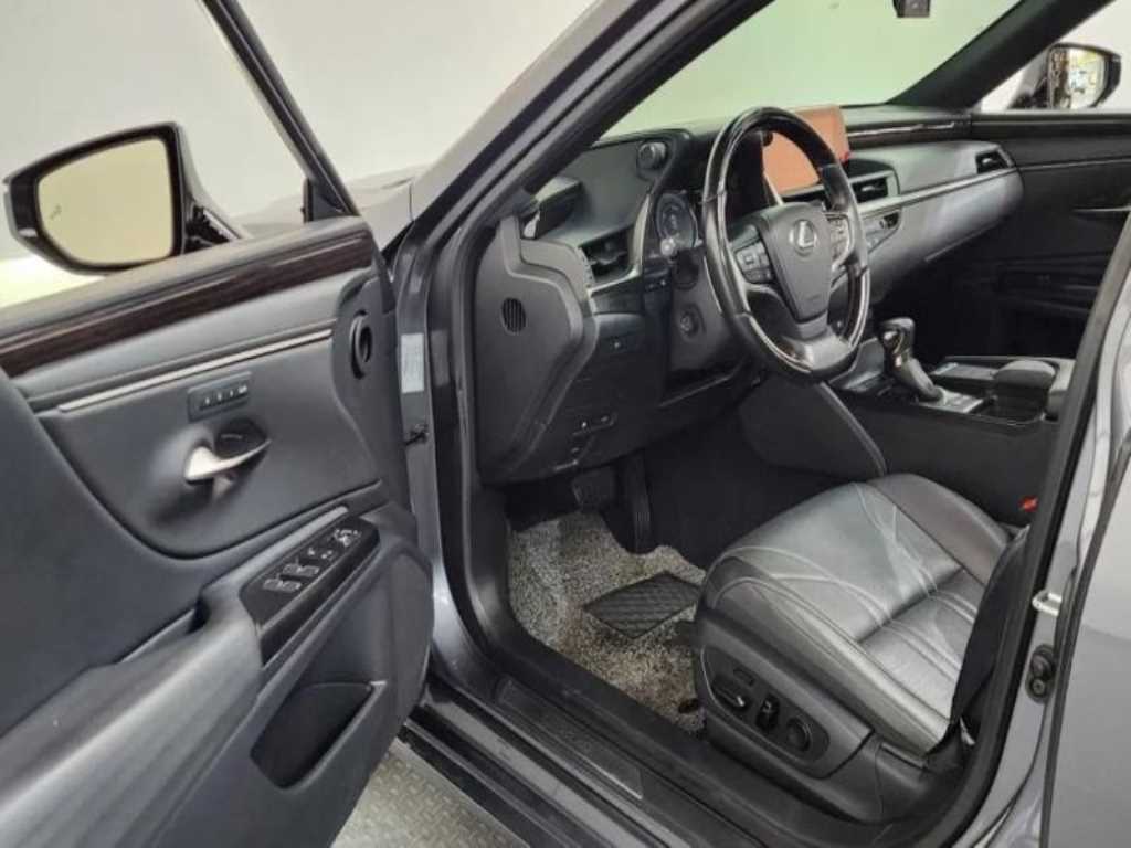 Lexus ES — photo 12