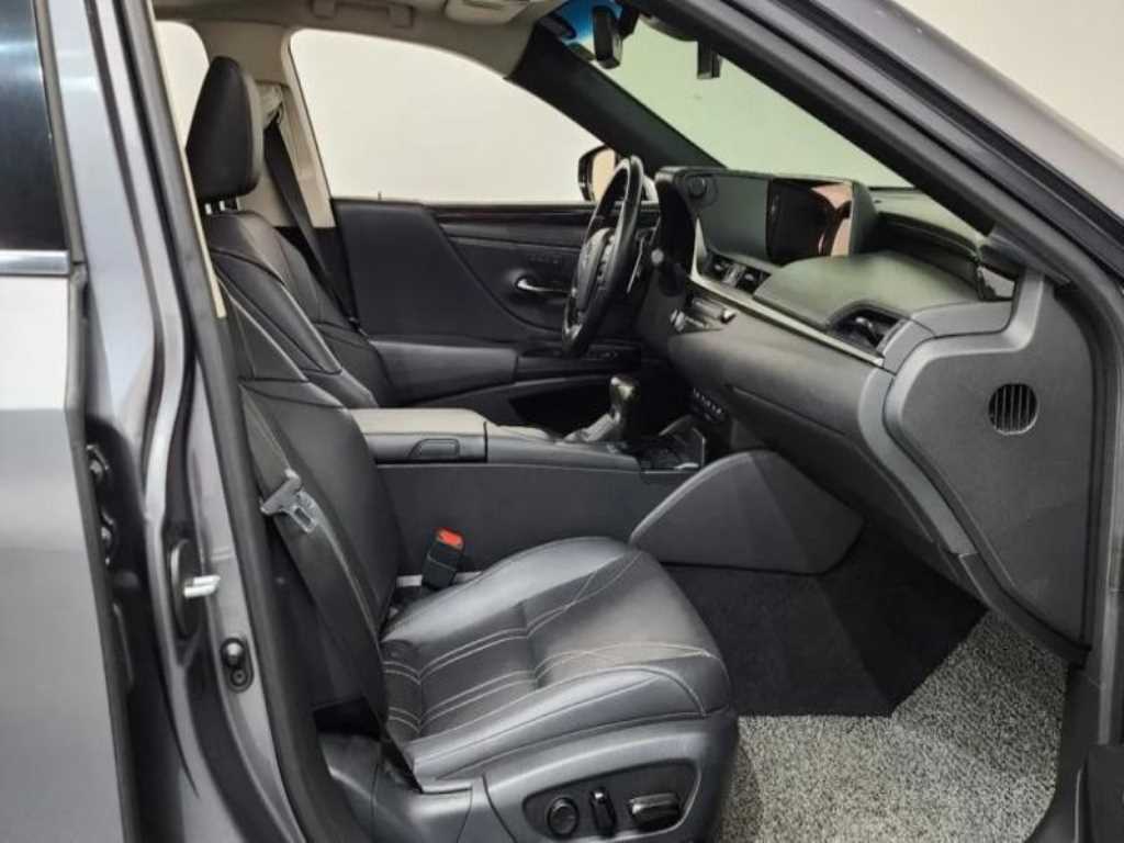 Lexus ES — photo 13