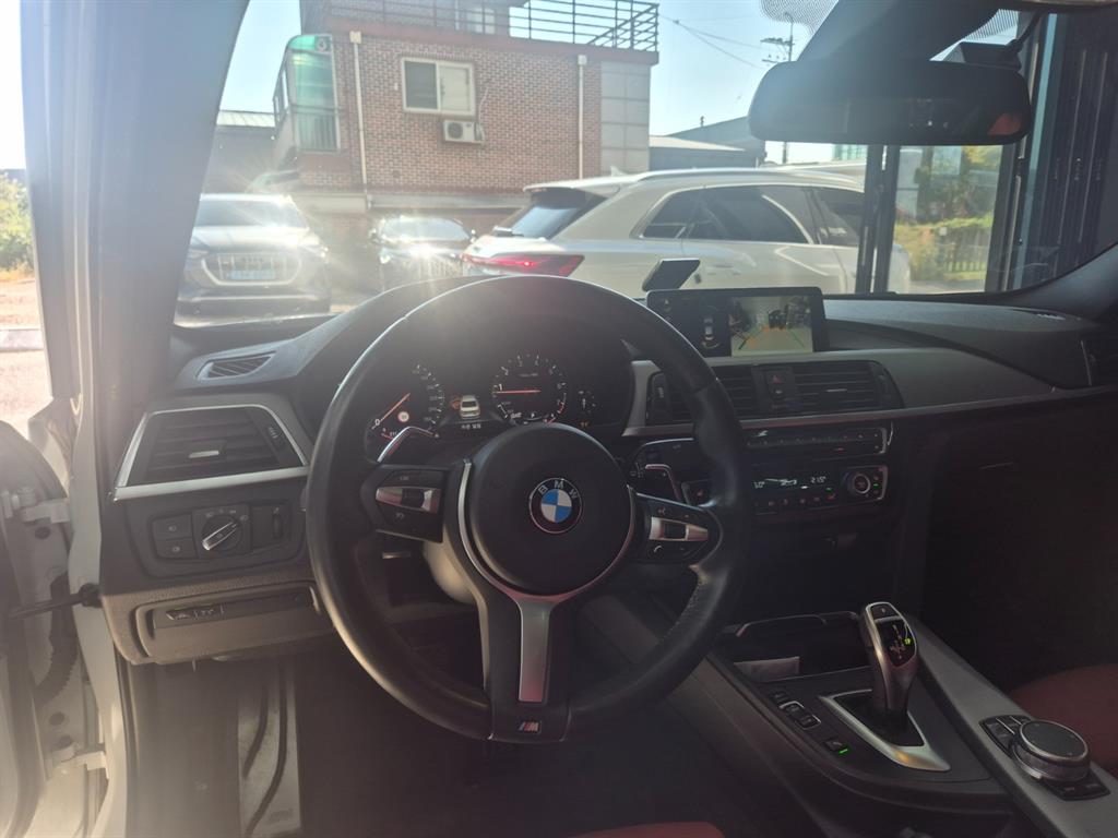 BMW 3-Series — photo 09