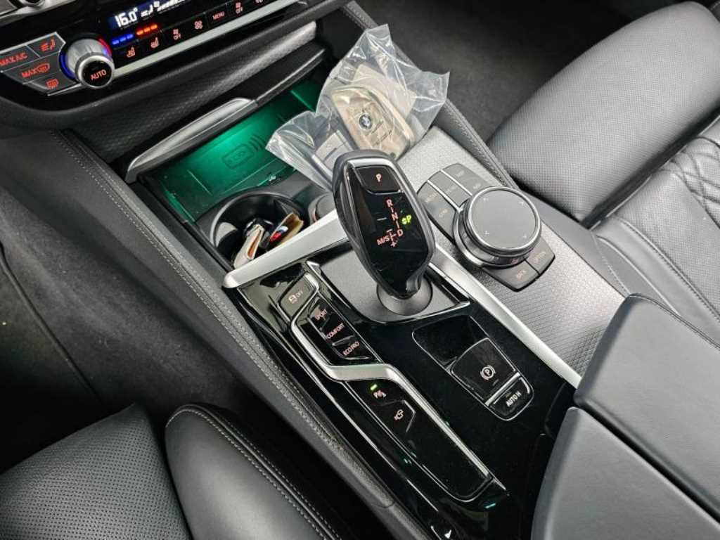 BMW 5-Series — photo 09
