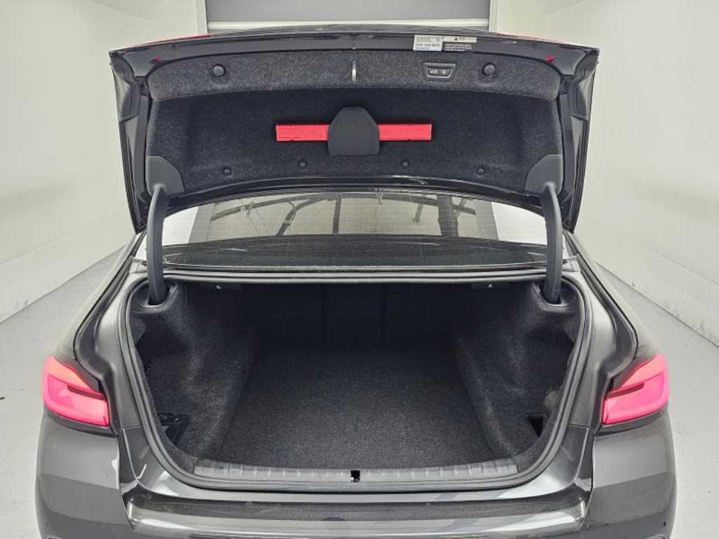 BMW 5-Series — photo 19