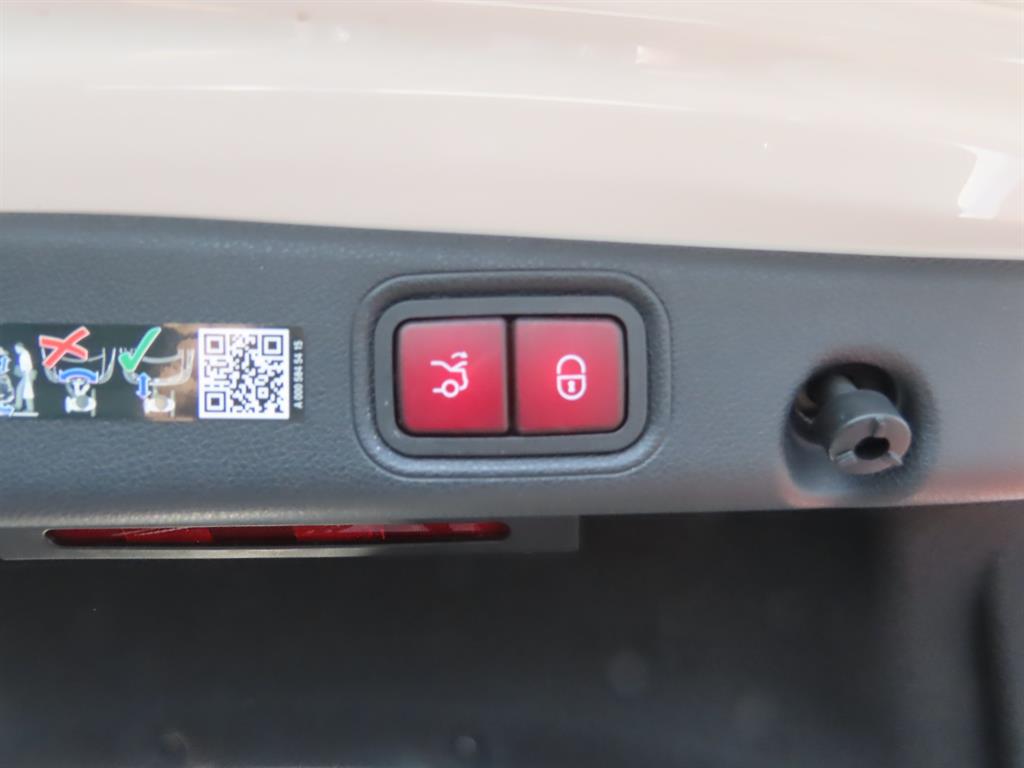 Mercedes-Benz E-Class — photo 06