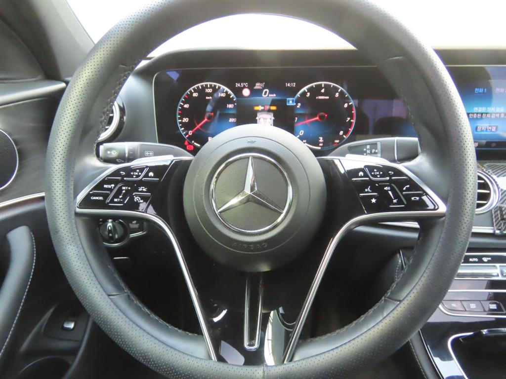 Mercedes-Benz E-Class — photo 10