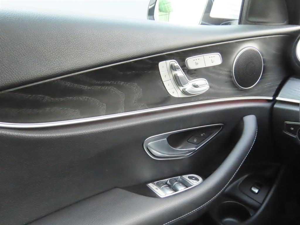 Mercedes-Benz E-Class — photo 13