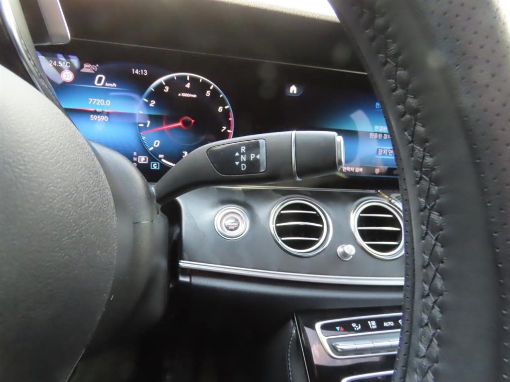 Mercedes-Benz E-Class — photo 16