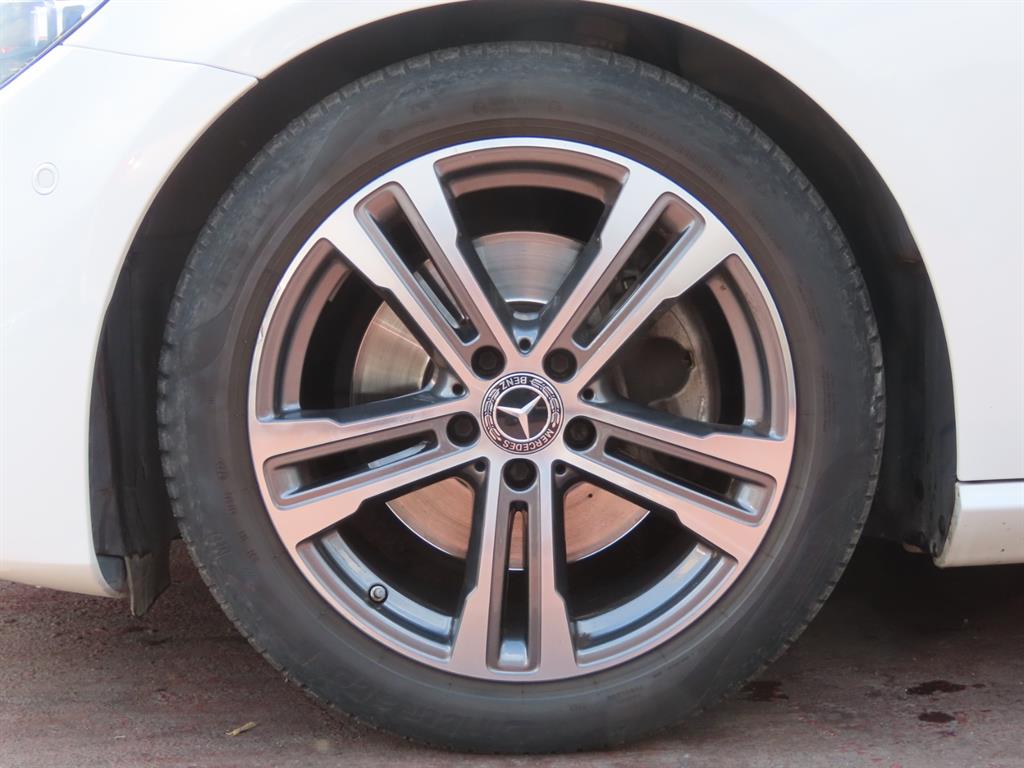 Mercedes-Benz E-Class — photo 20